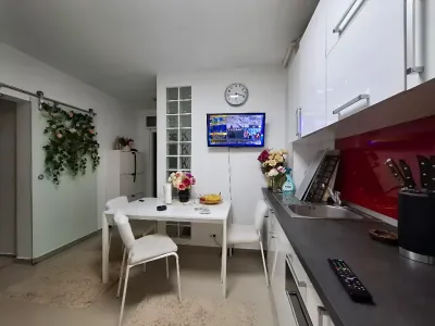Bucatarie mica cu masa apartament vanzare cumparare Sector 4 Bucuresti